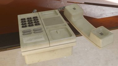 Masa 4k fotoğraflarında eski bir model var.