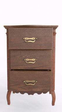 Beyaz arka planı olan ahşap çekmece masası