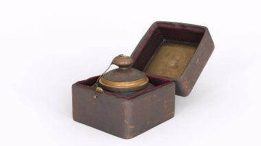 Beyaz arkaplanlı hatıra mürekkep hokkası