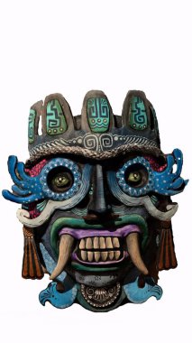 Beyaz arkaplan ile boyanmış tiki maskesi