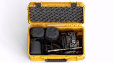 beyaz arkaplana sahip ekipman çantası