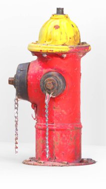 Beyaz arka plan ile yangın musluğu