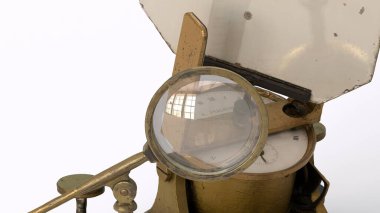 Beyaz arkaplanlı heliostat