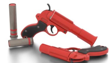 Beyaz zemin üzerinde mermi bulunan farklı tipte işaret fişeği tabancası.