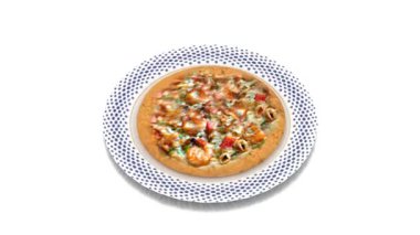 Tavuk ve sebzesiz pizza.