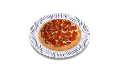 beyaz zemin üzerine biberli pizza