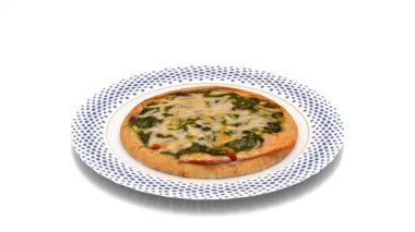 Tabakta basit peynirli pizza