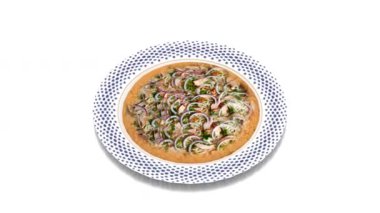 Beyaz arka planda kızarmış soğanlı pizza.