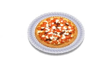 Domates ve Capsicum Pizza tabakta