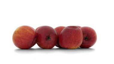 Elma beyaz arka plan üzerinde bir sürü