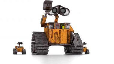 dev ve mini yalnız robot.