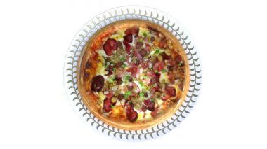 Beyaz arka planda sığır eti pizzası