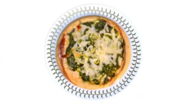 Tabakta basit peynirli pizza
