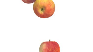 Taze elmalar tabağa düşer.