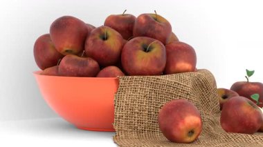 Beyaz arkaplanda plastik sepette elma