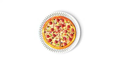 Sıcak pizza tabakta. Kapatın.