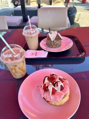 Ahududu pastası ve çikolatalı tatlıyla buzlu kahve.