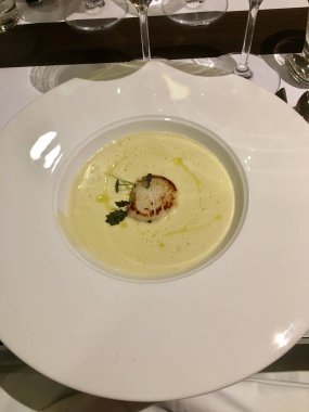 Kremalı Çorba: Güzel Yemek Stili ile Zarifçe Sunuldu