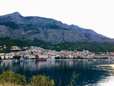 Sakin Rıhtım manzaralı Resimli Dağ Kasabası