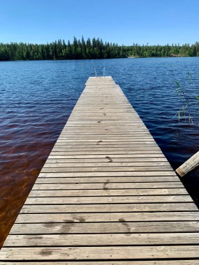 Sakin Göle Giden Ahşap İskele: Güneşli Bir Yaz Günü