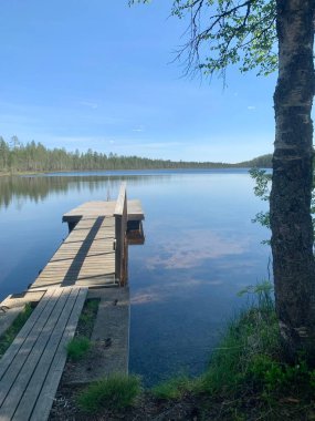 Tahta Rıhtım Sakin Orman Gölü 'nün Üzerine Uzanıyor