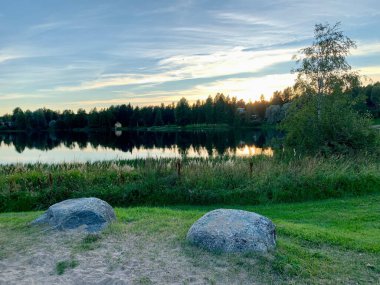 Yumuşak Yansımalı Sessiz Lakeside 'dan Huzurlu Günbatımı