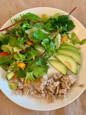 Lean Meat ve Avokado ile Taze Salata