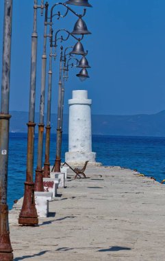Pefkochori 'deki iskelede deniz feneri, Yunanistan