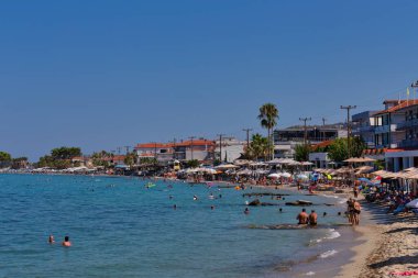 Pefkochori 'deki Akdeniz kasabasında güzel bir sahil, tebeşir ağacı - Yunanistan