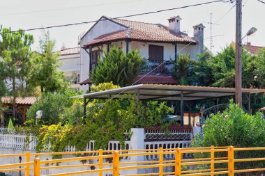 Pefkochori 'deki eski şehrin güzel manzarası, tebeşir ağacı - Yunan