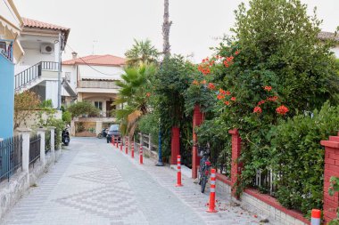 Pefkochori, chalkidiki - Yunanistan 'ın modern şehrinde bir sokak