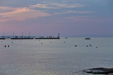 Pefkochori 'de gün batımı, tebeşir ağacı - Yunanistan