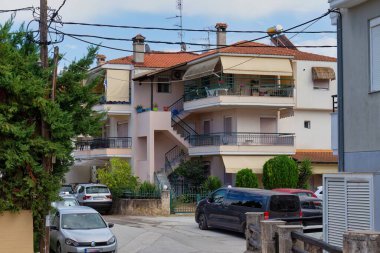 Pefkochori caddesi manzarası, tebeşir ağacı - Yunanistan