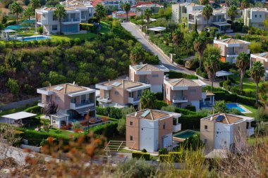 Arka planında pefkochori, tebeşir ağacı olan lüks bir villa.