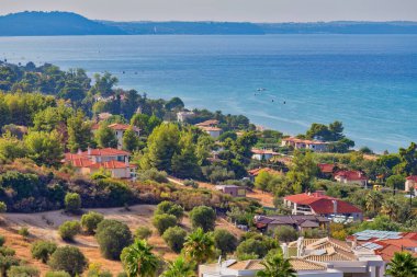 Deniz sahili arka planda pefkochori, chalkidiki - Yunanistan