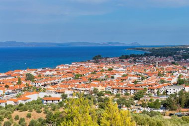 Pefkochori 'deki güzel Yunan şehrinin panoramik manzarası, tebeşir ağacı - Yunan
