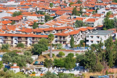 Pefkochori, Tebeşir 'deki Akdeniz şehrindeki bir binanın çatısından manzara