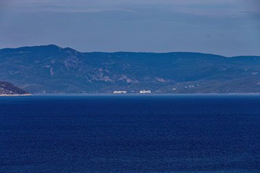 Pefkochori 'deki deniz ve dağların güzel manzarası, tebeşir ağacı - Yunan