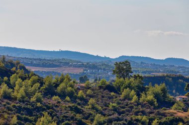 Pefkochori 'de bir dağ, tebeşir ağacı olan güzel bir manzara.