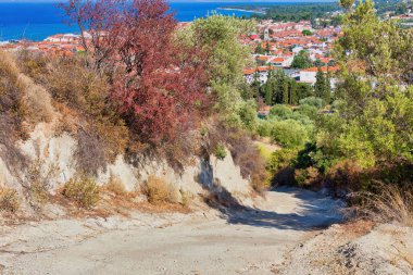 Pefkochori, Tebeşir 'de Akdeniz' de küçük bir köyü olan küçük bir adanın güzel manzarası