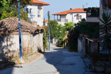 Pefkochori, chalkidiki 'de evleri olan eski bir sokak.