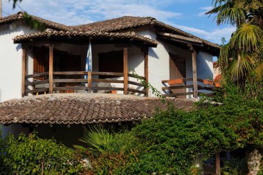 Palmiye ağaçları, pefkochori, tebeşir ağacı olan tipik bir eve bakmak - Yunan