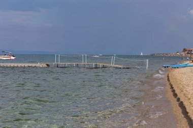 Pefkochori 'de tekneleri ve denizi olan sahil, tebeşir ağacı - Yunanistan