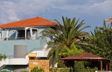 Bahçesinde palmiye ağacı olan Yunan evi pefkochori, chalkidiki - Yunan