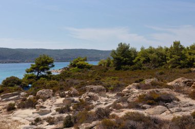 Sithonia Yarımadası, Diaporos Adası 'ndaki güzel sahil manzarası - Yunanistan