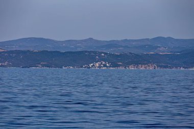 Sithonia yarımadasında teknesi ve denizi olan güzel bir deniz manzarası