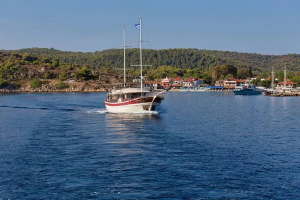 Sithonia yarımadasındaki denizde tekne - Yunanistan