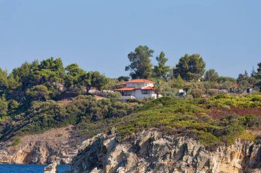 Akdeniz 'de küçük bir ada manzarası. Sithonia yarımadasında yüksek kaliteli fotoğraf - Chalkidiki - Yunanistan