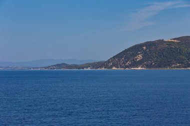 Athos yarımadasındaki Akdeniz adasının güzel manzarası - Chalkidiki - Yunanistan