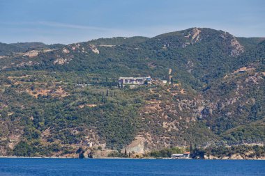 Athos yarımadasındaki deniz ve manastırın güzel manzarası - Chalkidiki - Yunanistan